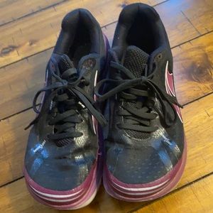 Gently used altra paradigm women’s 8 black purple
